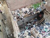سيبها علينا .. شكوى من انتشار القمامة بقرية ادفينا بالبحيرة