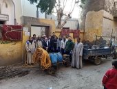 لمواجهة كرونا.. حملات من المواطنين لتطهير دور العبادة بقرية أبا فى المنيا
