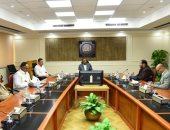 محافظ مطروح يبحث مقترح توليد الكهرباء من الطاقة الشمسية فى سيوة