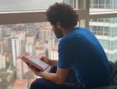 محمد النني يستغل العزل الصحي المنزلي لقراءة القرآن والاستغفار.. صورة