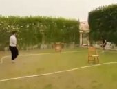 شاهد ..مباراة ساخنة بين الصقر أحمد حسن ونجله فى المنزل