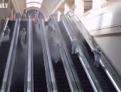 فرق التطهير تعقم محطة قطار ووهان استعدادًا لاستقبال المواطنين.. فيديو