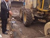 صور.. فض سوق دير مواس وتحرير 4 محاضر لمحلات خالفت مواعيد الغلق بالمنيا