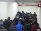 صورة لحشود من العمال فى تركيا تثير السخرية من تدابير مواجهة كورونا