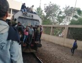 فيديو وصور.. الركاب "يتسطحون" على قطار خط منوف رغم التحذيرات من الاختلاط وكورونا