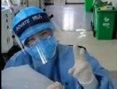 طبيبة صينية تحتضن لوح ثلج بالمستشفى بعد يوم شاق في مواجهة كورونا.. فيديو