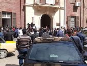 صور .. قارئ يشارك بصور للزحام بميناء الإسكندرية ويطالب بالحد من التجمعات