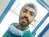 ممرض بمستشفى للتأمين الصحى يشارك صورته بالكمامة ضمن مبادرة اليوم السابع