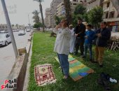 مواطنون يصلون جماعة أمام مسجد عمرو بن العاص بالمخالفة لقرار الأوقاف.. صور