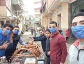 شباب قرية كفر الخوازم بالدقهلية يواجهون فيروس كورونا بتعقيم الشوارع والمنازل