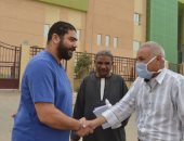 صور.. رئيس مدينة إسنا يستقبل أطباء الحجر الصحى بمستشفى العزل 