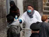 الكنائس توزع وجبات لإطعام الفقراء وغير القادرين وسط تفشى كورونا بإيطاليا