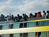 زحام وتكدس قبل ساعات من تطبيق صارم لحظر التجول فى الهند