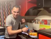 شاهد.. أحمد عيد يكسر عزلة كورونا ويقدم طريقة عمل مكرونة بالبسطرمة وينصح جنش