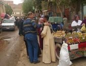 صور.. فض سوق الحسايبة الأسبوعى بديرمواس بالمنيا لمواجهة كرونا