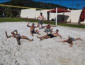 نيمار يتجاهل كورونا ويستجم مع أصدقائه بملعب كرة طائرة شاطئية.. صور