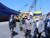 بالكمامة.. وزير النقل يتابع حركة السفن بميناء الإسكندرية ..صور 