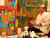 أشرف رضا يستغل أيام الحظر فى رسم اللوحات داخل البيت.. اعرف معرضه الجديد؟
