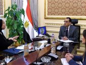 رئيس الوزراء يؤكد ضرورة استمرار العمل بالمصانع والالتزام بتطبيق الإجراءات الوقائية 