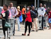 صور.. زحام على السوبر ماركت قبل ساعات من تطبيق حظر التجول فى زيمبابوى