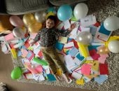طفل مصاب بالتوحد يحصل على 700 بطاقة تهنئة في عيد ميلاده من أنحاء العالم