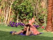 درة تتغلب على العزل المنزلى بنزهة فى حديقة منزلها وسيلفى مع صديقتها