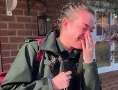 مسعفة بريطانية تبكى بعد خروج جيرانها للتصفيق لها لمواجهتها كورونا.. فيديو