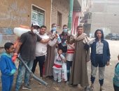 بالكمامة الجوانتى.. حملة شبابية بقرية الرحمانية لتطهير الكنائس والمساجد والشوارع بقنا