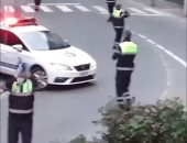 فيديو.. الشرطة الإسبانية تنشر المرح على أغنية "بيبى شارك" بسبب تفشى كورونا