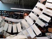 غيروا نشاطهم.. قطاع الأزياء يتجه لإنتاج الكمامات لمواجهة "كورونا القاتل".. صور