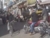 "رغم التحذيرات" ..إقبال كبير لأهالى دمياط على شراء السلع بالأسواق.. صور