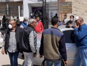 حى الضواحى ببورسعيد يمنع تزاحم المواطنين أمام سنترال السلام ..صور