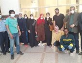 خروج أول 6 حالات من العزل بعد تعافيهم من فيروس كورونا فى أسوان.. صور