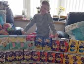 طفل بريطانى يتبرع بـ70 بيضة من الشيكولاتة لأطباء وممرضات كورونا.. صور
