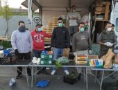 فيديو وصور..الشباب المصرى بإيطاليا يجهزون وجبات ومواد غذائية للمحتاجين بالمجان