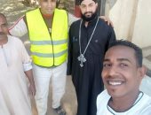 شباب قرية كلح بأسوان يعقمون المساجد والكنائس والمنازل لمكافحة كورونا