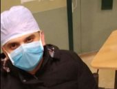 إدارى بمستشفى قصر العينى يشارك بصورته بالكمامة: حافظوا على أنفسكم