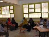 توزيع شرائح تابلت أولى ثانوى داخل الفصول وأفنية المدارس بأسوان ..صور