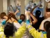 موظفو مستشفى هولندية يغنون للأطباء والممرضين لدعمهم في مواجهة كورونا.. فيديو