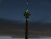 "شو إعلامى".. إيران تضئ برج طهران باللون الأخضر بزعم دعم الأطباء.. فيديو