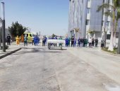أطباء مستشفى العزل بالإسماعيلية يصلون صلاة الجنازة على الدكتور أحمد اللواح.. صور