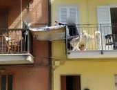 غداء من البلكونة.. كيف تغلب صديقان فى إيطاليا على العزلة بسبب كورونا