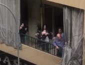 الطبلة وأغنية "بنت الجيران" تكسر ملل العزل المنزلى فى دبى ولبنان.. فيديو