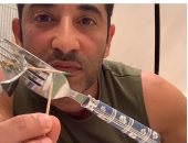 خليك فى البيت.. عمرو سعد فى تحدٍ غريب بالشوكة على "تيك توك"