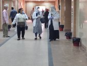 "اليوم السابع" داخل مستشفى التأمين الصحى بالعاشر من رمضان.. خلية نحل لا تتوقف.. عمال النظافة والزائرات الصحيات كلمة السر فى طمأنة المترددين من المسنين والأطفال.. الأطباء وطاقم التمريض طوارئ 24 ساعة