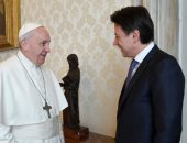 صور.. البابا فرنسيس يلتقى رئيس وزراء إيطاليا بالفاتيكان لبحث أزمة كورونا
