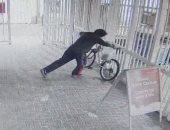 استغل هدوء الشارع.. لص يسرق دراجة لموظفة خلال عملها ضمن فريق مكافحة كورونا