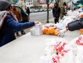 سكان نيويورك يهرعون لتلقى المعونات الغذائية بسبب انتشار فيروس كورونا 