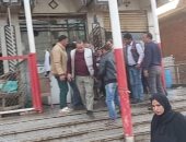 إغلاق 6 محلات  خالفوا موعد الغلق وإعدام "شيش" بالشرقية.. صور