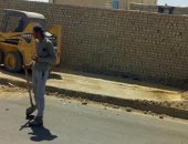 تواصل العمل فى رصف الطريق الدولى بنطاق مركز نخل بسيناء .. صور